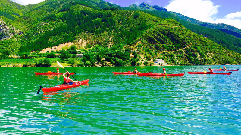 kayak tours in komani lake